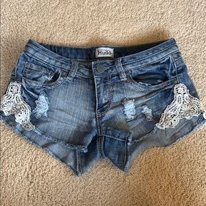mudd | super cute distressed + lace denim shorts size 5
